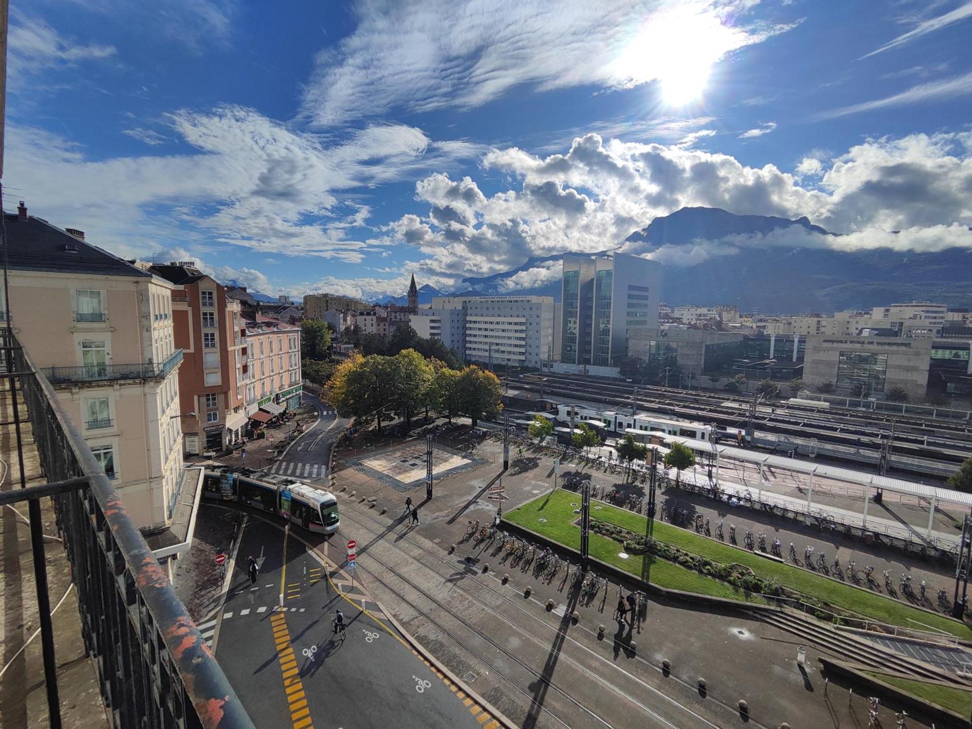 Campanile Grenoble Centre Gare Hotel Exterior foto